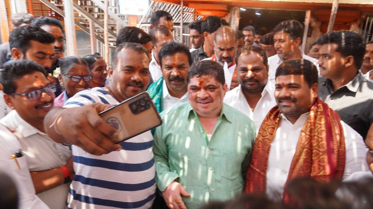 ఆయన ధైర్యాన్ని నింపుతారు.. ఆశీర్వాదం తీసుకున్నాం: మంత్రి పొన్నం ఆయన ధైర్యాన్ని నింపుతారు.. ఆశీర్వాదం తీసుకున్నాం: మంత్రి పొన్నం