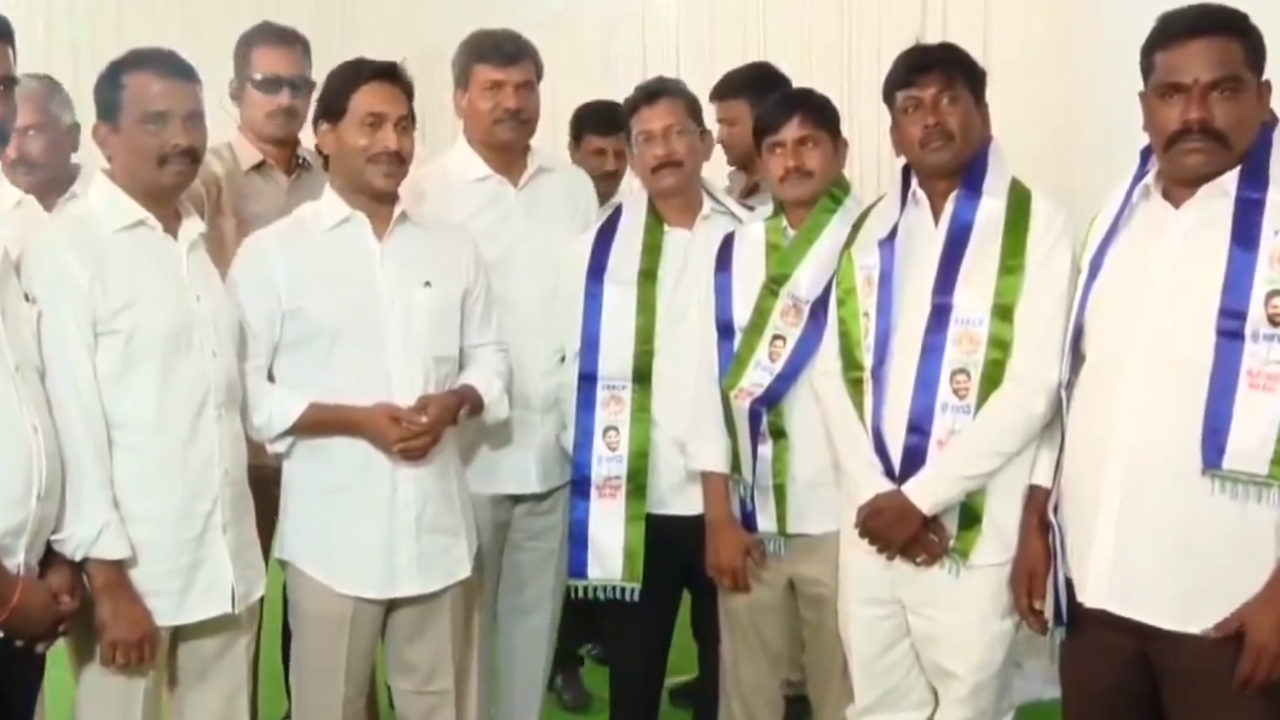 పుట్టపర్తి నియోజకవర్గంలో టీడీపీ, జనసేన పార్టీలకు షాక్ పుట్టపర్తి నియోజకవర్గంలో టీడీపీ, జనసేన పార్టీలకు షాక్