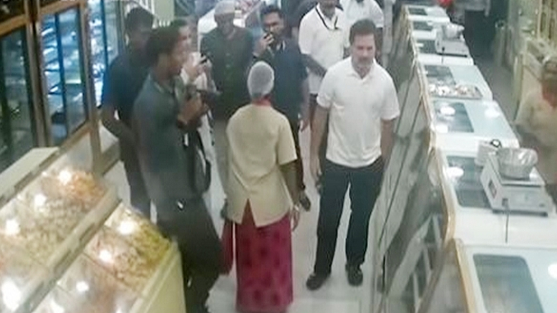రాహుల్ గాంధీ చెన్నై పర్యటనలో ఆసక్తికర సన్నివేశం.. వీడియో వైరల్ రాహుల్ గాంధీ చెన్నై పర్యటనలో ఆసక్తికర సన్నివేశం.. వీడియో వైరల్
