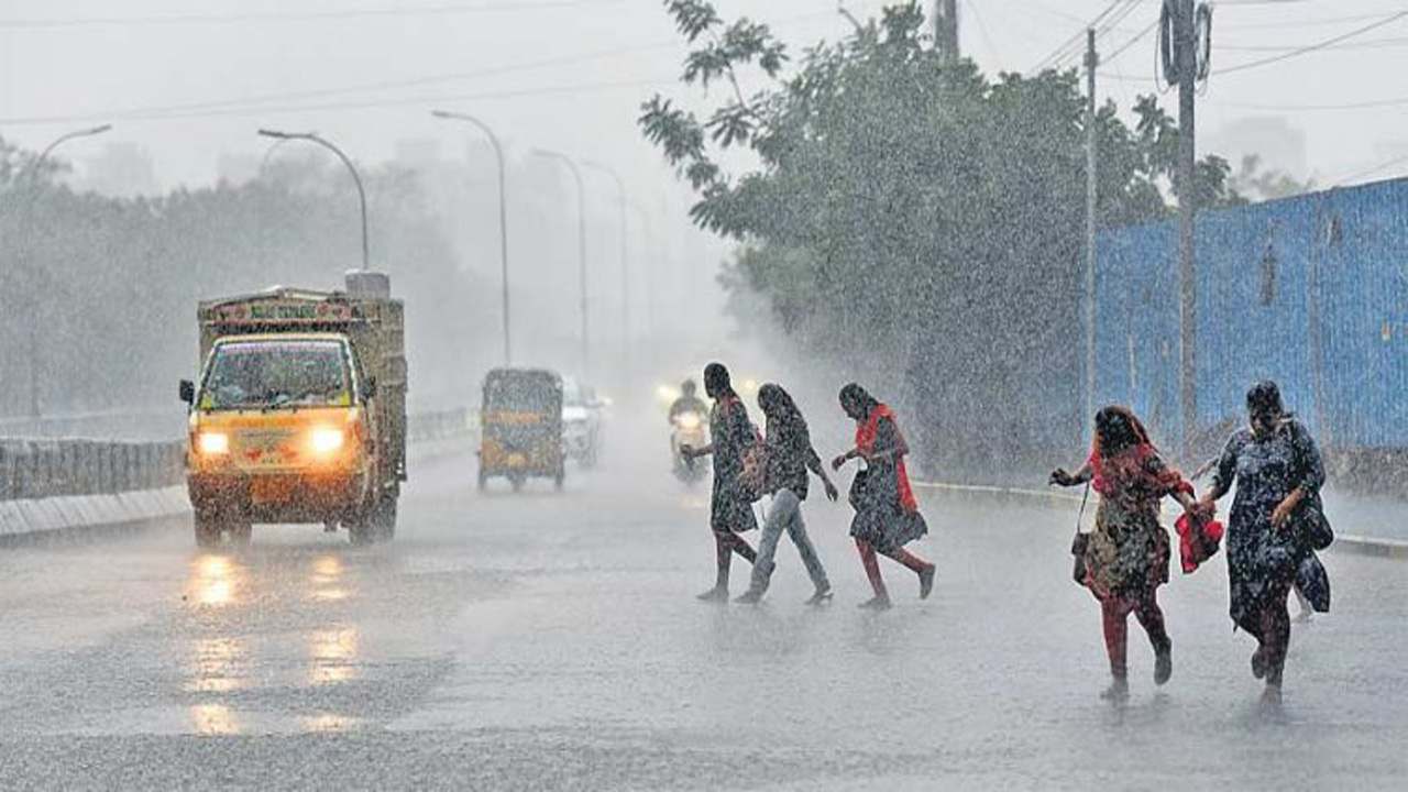 Rain Alert : రాష్ట్రంలో రెండు రోజులు వర్షాలు.. 13 జిల్లాలకు ఆరెంజ్ అలర్ట్ జారీ Rain Alert : రాష్ట్రంలో రెండు రోజులు వర్షాలు.. 13 జిల్లాలకు ఆరెంజ్ అలర్ట్ జారీ