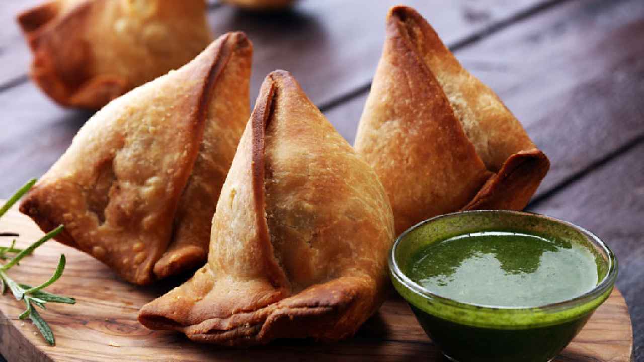 Samosas : దారుణం.. సమోసాలలో కండోమ్లు, గుట్కా.. ఎక్కడో తెలుసా Samosas : దారుణం.. సమోసాలలో కండోమ్లు, గుట్కా.. ఎక్కడో తెలుసా
