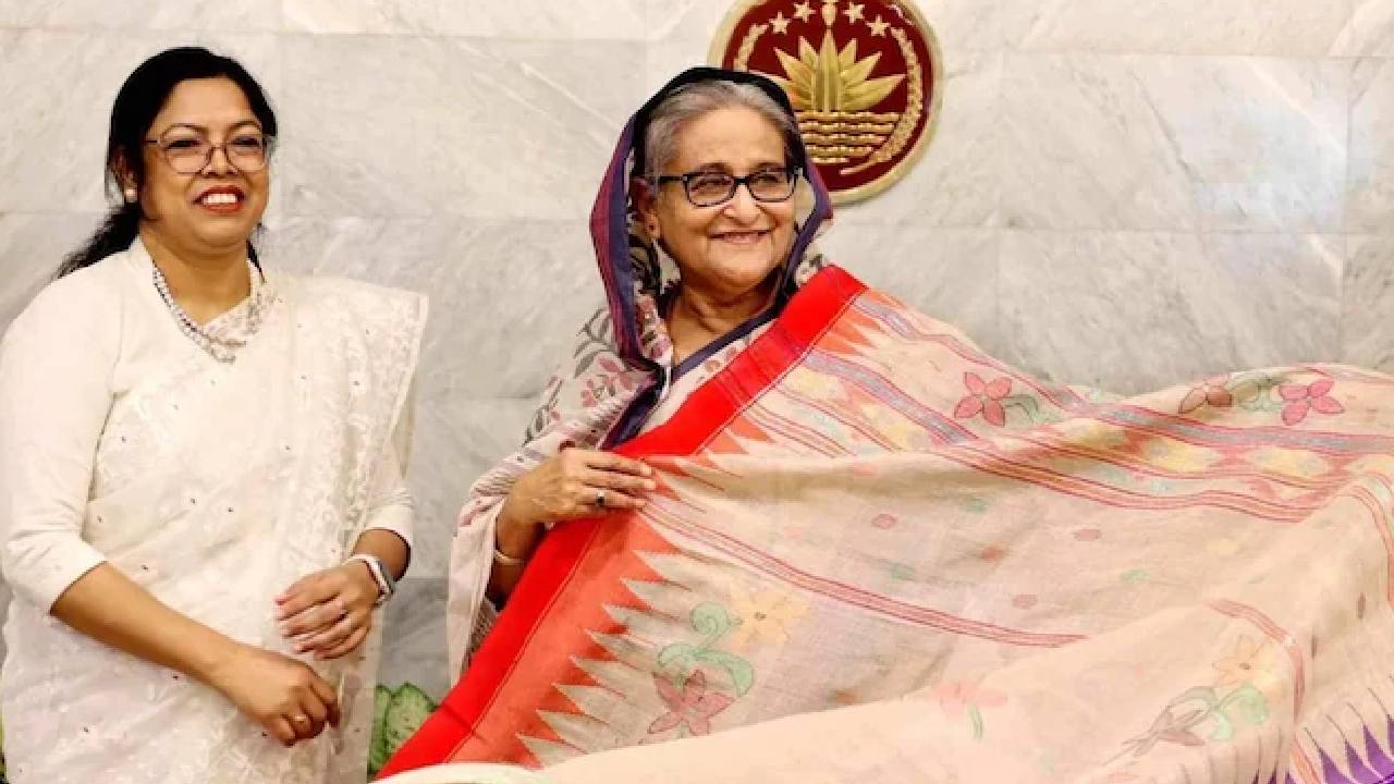 మీ భార్యలు వేసుకునే భారతీయ చీరలను తగులబెట్టండి: ఆందోళనకారులకు గట్టిగా బుద్ధిచెప్పిన బంగ్లాదేశ్ ప్రధాని మీ భార్యలు వేసుకునే భారతీయ చీరలను తగులబెట్టండి: ఆందోళనకారులకు గట్టిగా బుద్ధిచెప్పిన బంగ్లాదేశ్ ప్రధాని