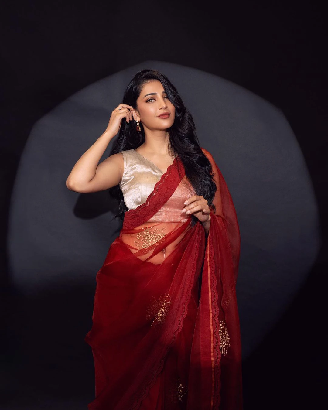 Shruti Haasan Stunning Looks in Saree