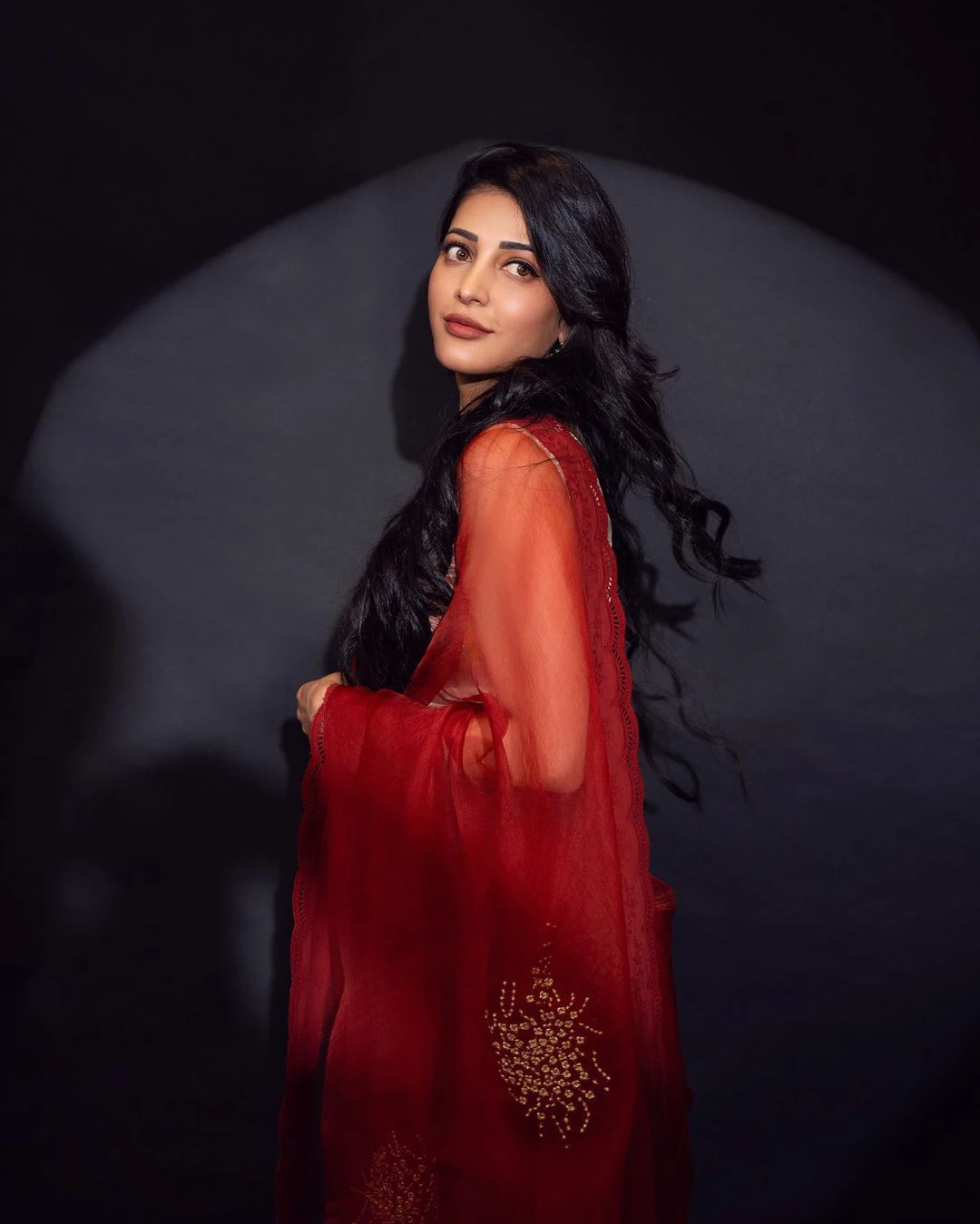 Shruti Haasan Stunning Looks in Saree