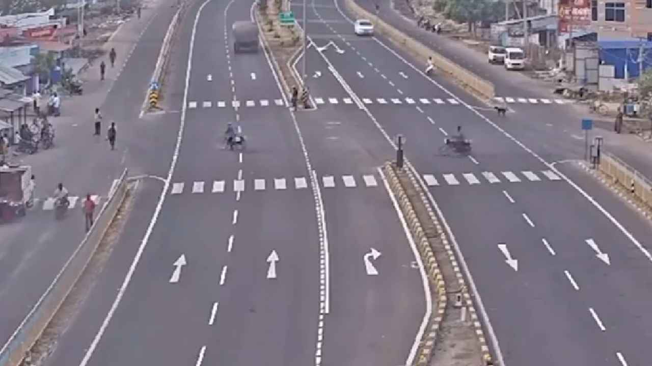 Suv Accident : ఒళ్లుగగుర్పొడిచే ఘోర రోడ్డు ప్రమాదం.. డివైడర్ను ఢీకొట్టి గాల్లో పల్టీలు కొట్టిన కారు.. వీడియో వైరల్ Suv Accident : ఒళ్లుగగుర్పొడిచే ఘోర రోడ్డు ప్రమాదం.. డివైడర్ను ఢీకొట్టి గాల్లో పల్టీలు కొట్టిన కారు.. వీడియో వైరల్