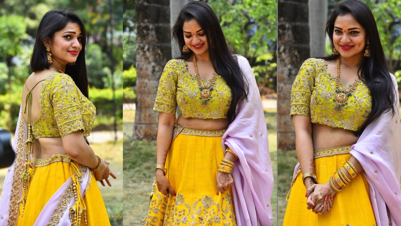 Ashwini Sree : పరికిణిలో అశ్విని శ్రీ పడుచు పరువాలు..