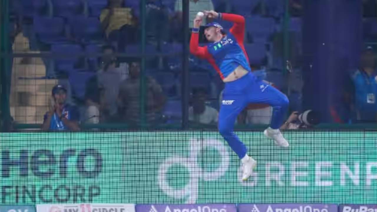 IPL 2024 : బౌండరీ లైన్ వద్ద అద్భుత ఫీల్డింగ్తో ఢిల్లీ జట్టును గెలిపించిన ట్రిస్టాన్ స్టబ్స్.. వీడియో వైరల్ IPL 2024 : బౌండరీ లైన్ వద్ద అద్భుత ఫీల్డింగ్తో ఢిల్లీ జట్టును గెలిపించిన ట్రిస్టాన్ స్టబ్స్.. వీడియో వైరల్