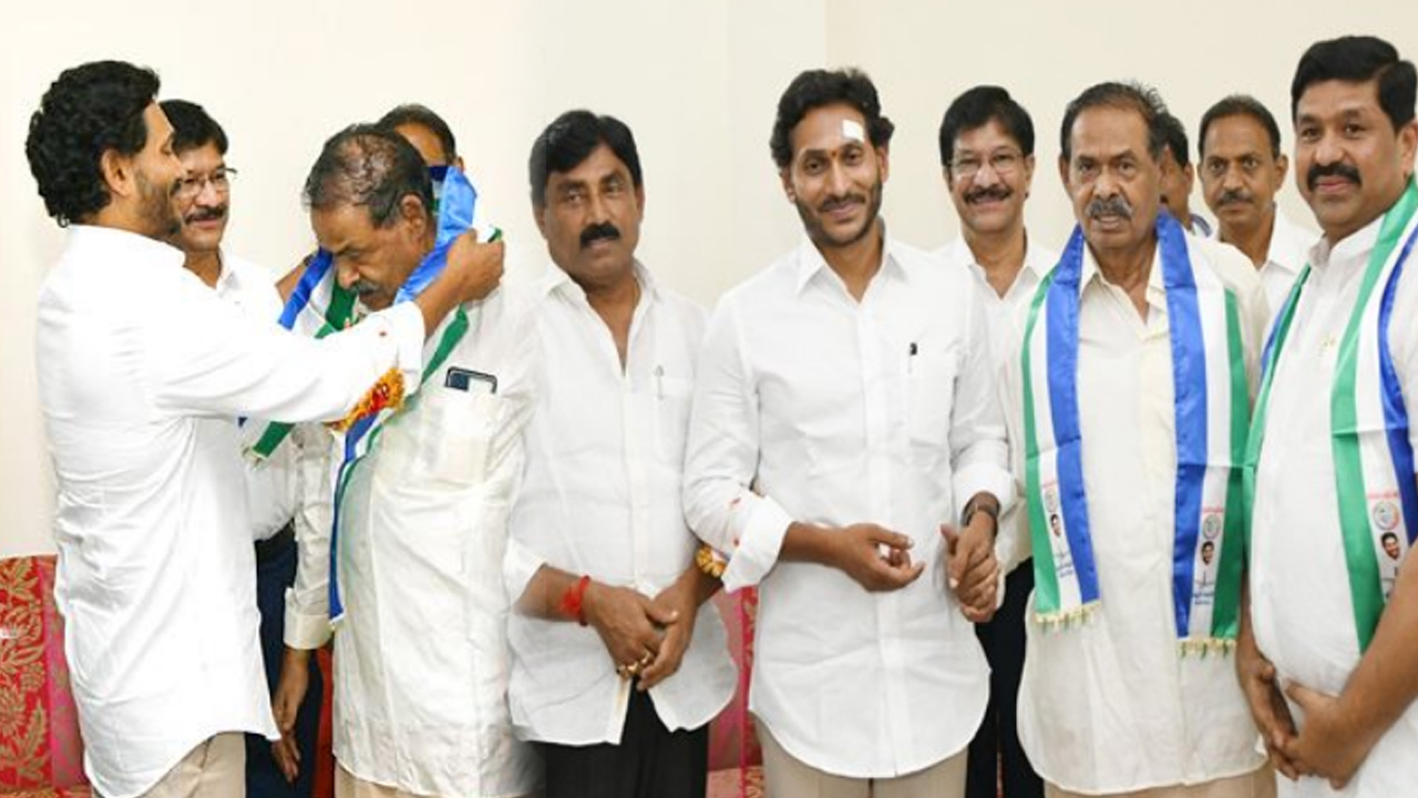టీడీపీకి భారీ షాక్.. వైసీపీలో చేరిన సీనియర్ నాయకులు టీడీపీకి భారీ షాక్.. వైసీపీలో చేరిన సీనియర్ నాయకులు