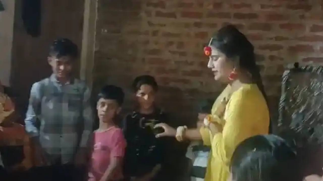 Viral Video: క్షణాల వ్యవధిలో తీవ్ర విషాదం.. డ్యాన్స్ చేస్తూ కుప్పకూలి మృతి చెందిన అమ్మాయి Viral Video: క్షణాల వ్యవధిలో తీవ్ర విషాదం.. డ్యాన్స్ చేస్తూ కుప్పకూలి మృతి చెందిన అమ్మాయి