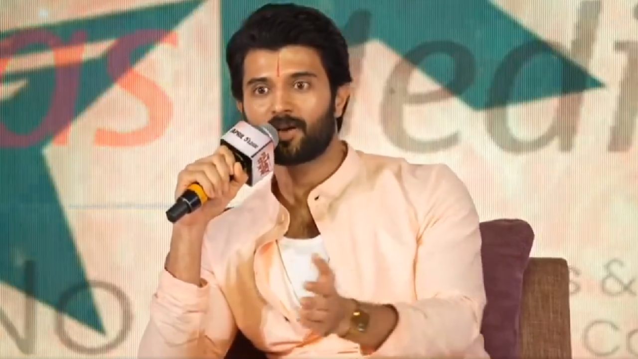 Vijay Deverakonda : కరోనా టైంలో విజయ్ దగ్గర మనీ లేక.. దిల్ రాజు దగ్గర అప్పు తీసుకున్నారట.. Vijay Deverakonda : కరోనా టైంలో విజయ్ దగ్గర మనీ లేక.. దిల్ రాజు దగ్గర అప్పు తీసుకున్నారట..