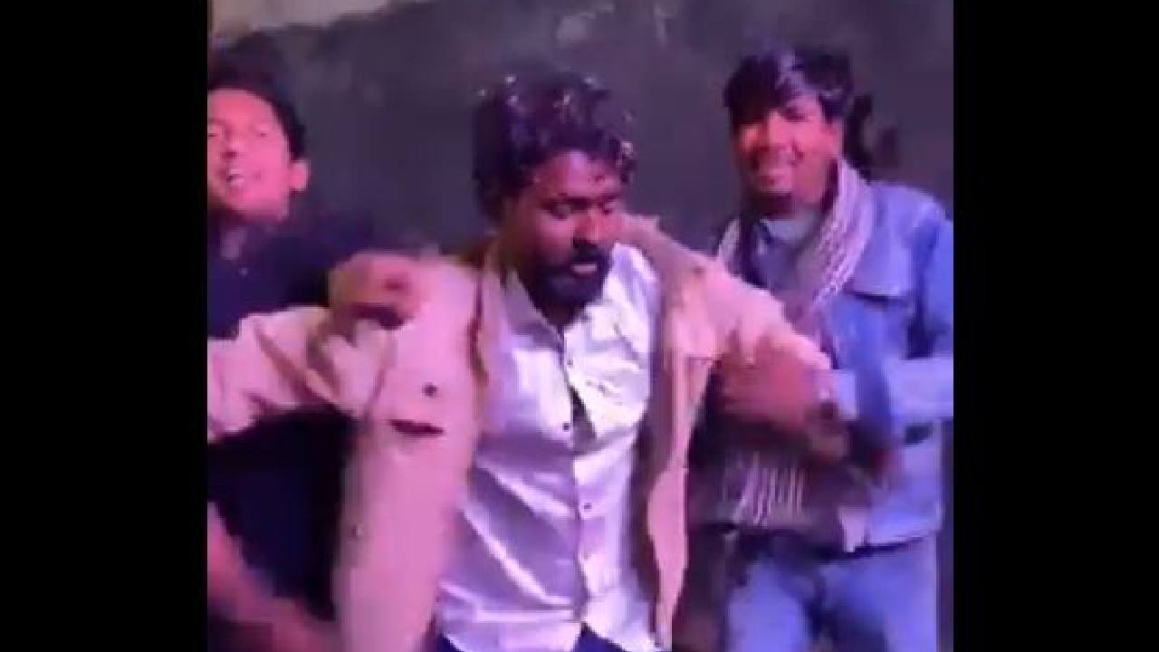 Video: పెళ్లి బరాత్లో అందరూ హాయిగా డ్యాన్స్ చేస్తుంటే.. మధ్యలో వచ్చి కలకలం రేపిన యువకుడు Video: పెళ్లి బరాత్లో అందరూ హాయిగా డ్యాన్స్ చేస్తుంటే.. మధ్యలో వచ్చి కలకలం రేపిన యువకుడు
