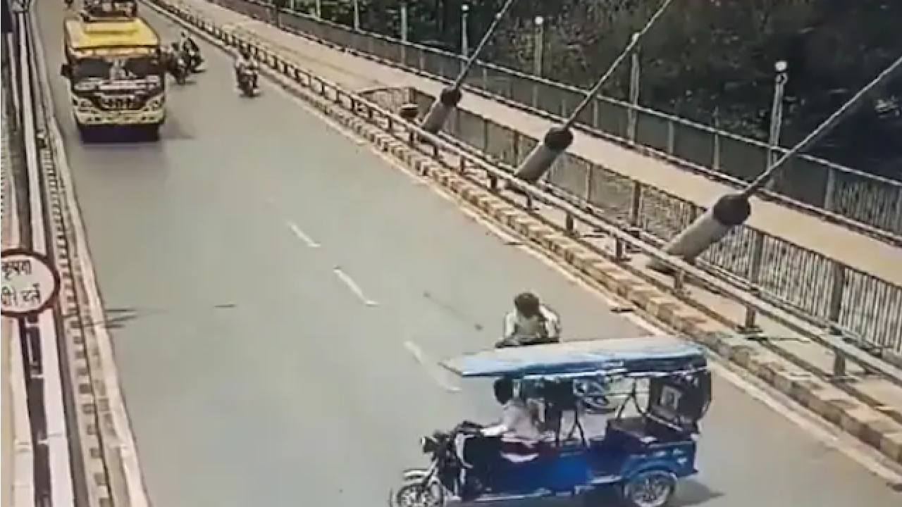 Viral Video: ప్రాణం తీసిన నిర్లక్ష్యం.. బ్రిడ్జిపై యువకుడు మృతి Viral Video: ప్రాణం తీసిన నిర్లక్ష్యం.. బ్రిడ్జిపై యువకుడు మృతి