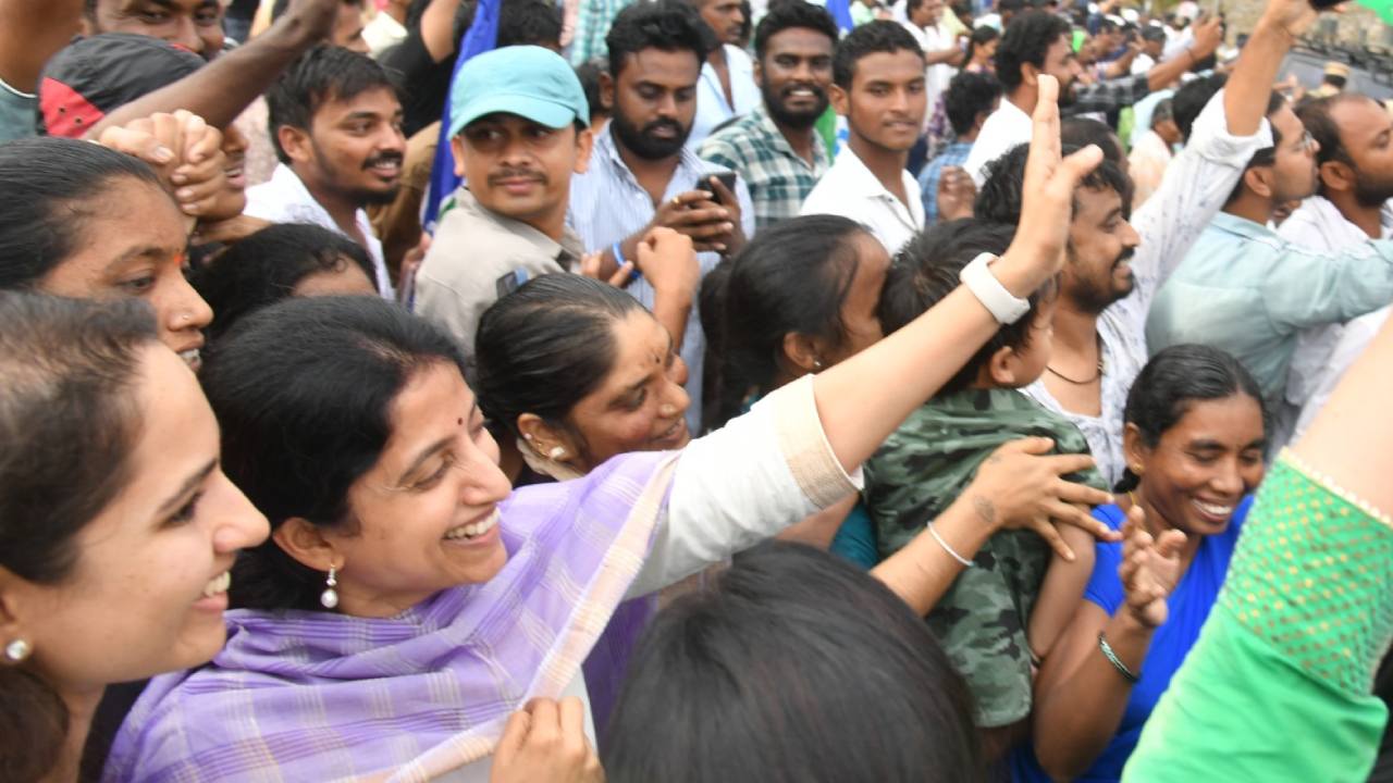 YS Jagan: జగన్ బస్సుయాత్ర చేస్తున్న వేళ అరుదైన దృశ్యం YS Jagan: జగన్ బస్సుయాత్ర చేస్తున్న వేళ అరుదైన దృశ్యం