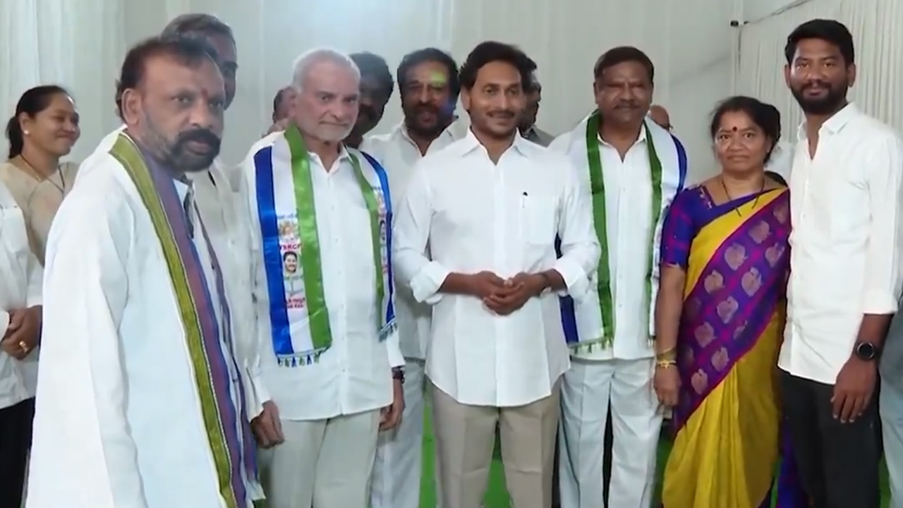 ఎన్నికల వేళ.. టీడీపీ, బీజేపీ నుంచి వైసీపీలో చేరిన కీలక నేతలు ఎన్నికల వేళ.. టీడీపీ, బీజేపీ నుంచి వైసీపీలో చేరిన కీలక నేతలు