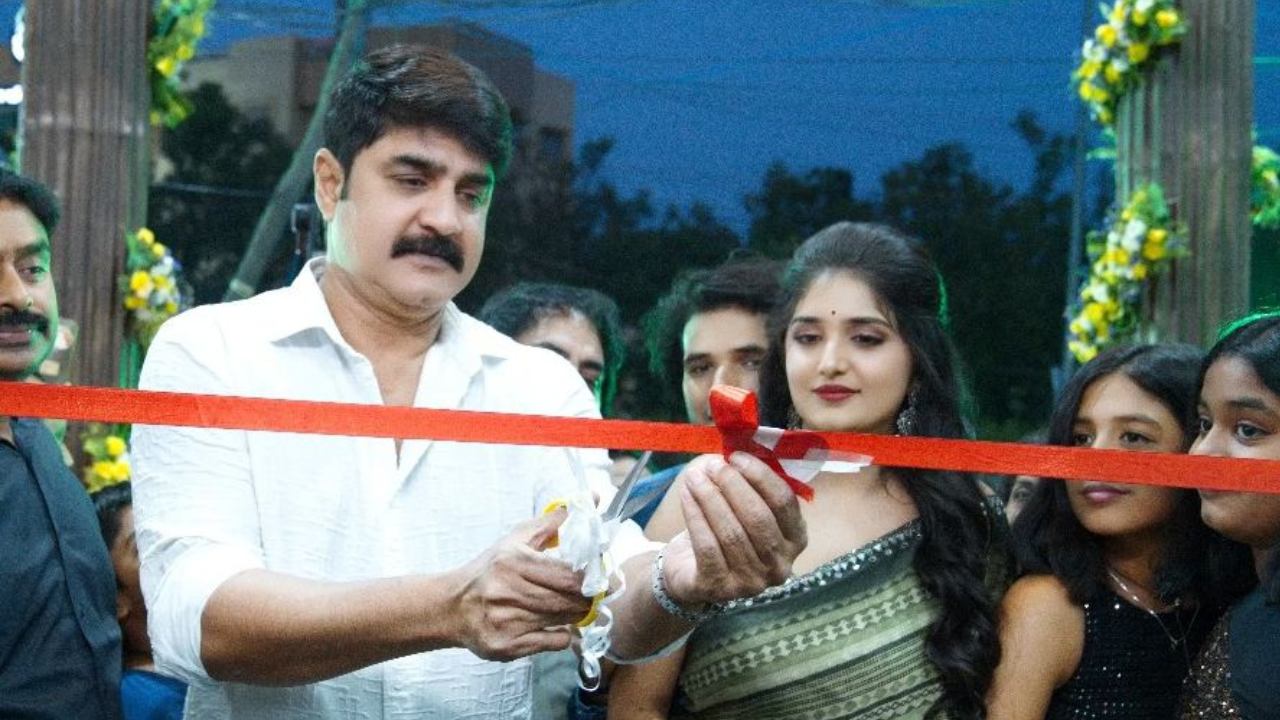 Srikanth : హీరో శ్రీకాంత్ చేతుల మీదుగా.. ప్రారంభమైన బాబాయ్ హోటల్.. Srikanth : హీరో శ్రీకాంత్ చేతుల మీదుగా.. ప్రారంభమైన బాబాయ్ హోటల్..