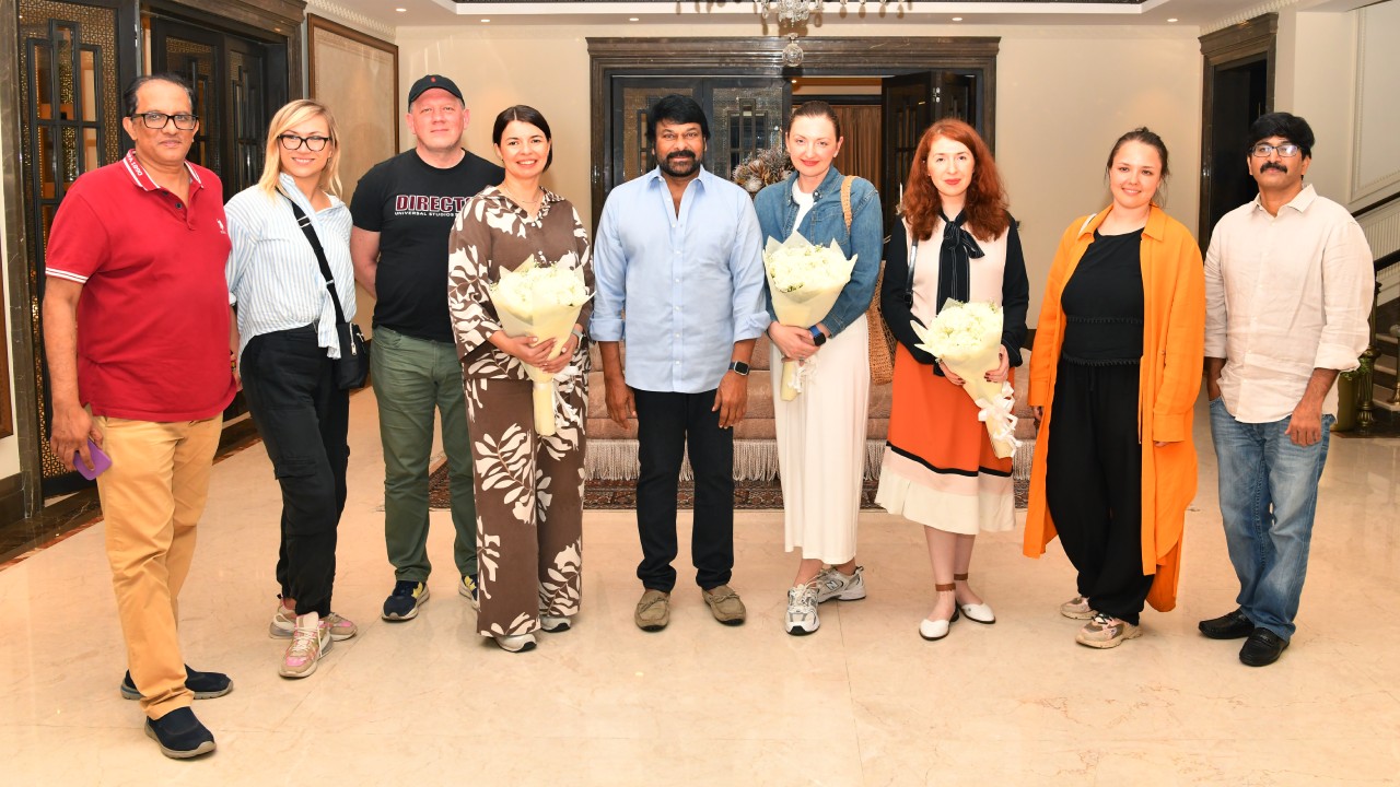 Chiranjeevi : మెగాస్టార్ని కలిసిన రష్యన్ సినిమా ప్రతినిధులు.. మా దేశంలో షూటింగ్స్ చేయండి అంటూ.. Chiranjeevi : మెగాస్టార్ని కలిసిన రష్యన్ సినిమా ప్రతినిధులు.. మా దేశంలో షూటింగ్స్ చేయండి అంటూ..