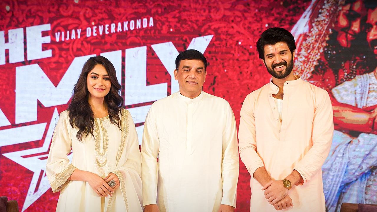Dil Raju : విజయ్, మృణాల్తో కలిసి అలాంటి ఫ్యామిలీస్ అందరి ఇళ్లకు వెళ్లి సర్ప్రైజ్ చేస్తాం.. Dil Raju : విజయ్, మృణాల్తో కలిసి అలాంటి ఫ్యామిలీస్ అందరి ఇళ్లకు వెళ్లి సర్ప్రైజ్ చేస్తాం..