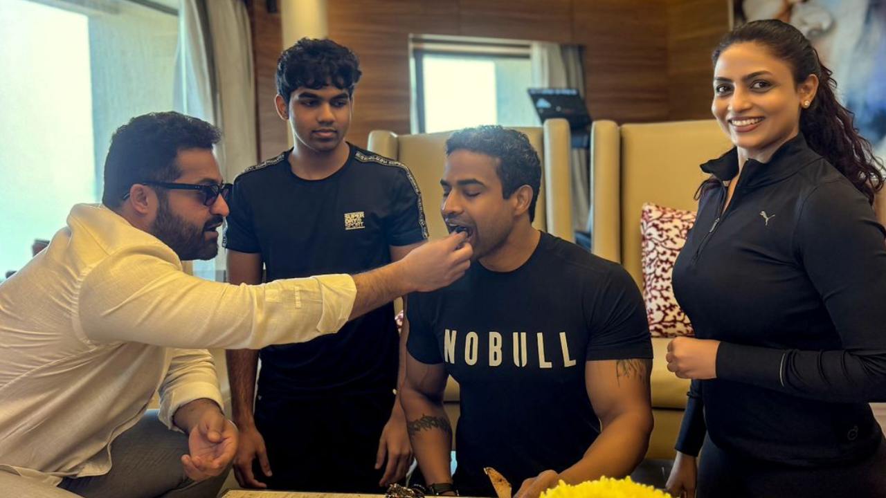 NTR : పర్సనల్ ట్రైనర్ బర్త్డే సెలబ్రేట్ చేసిన ఎన్టీఆర్.. ఎమోషనల్ పోస్ట్ చేసిన ట్రైనర్.. NTR : పర్సనల్ ట్రైనర్ బర్త్డే సెలబ్రేట్ చేసిన ఎన్టీఆర్.. ఎమోషనల్ పోస్ట్ చేసిన ట్రైనర్..