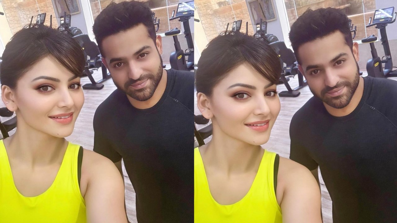 NTR – Urvashi Rautela : ఎన్టీఆర్తో ఊర్వశి సెల్ఫీ వైరల్.. ఏం ఫిల్టర్స్ వాడావు అక్కాయ్.. ఎన్టీఆర్ని పిల్లోడిని చేసేసావు.. NTR – Urvashi Rautela : ఎన్టీఆర్తో ఊర్వశి సెల్ఫీ వైరల్.. ఏం ఫిల్టర్స్ వాడావు అక్కాయ్.. ఎన్టీఆర్ని పిల్లోడిని చేసేసావు..