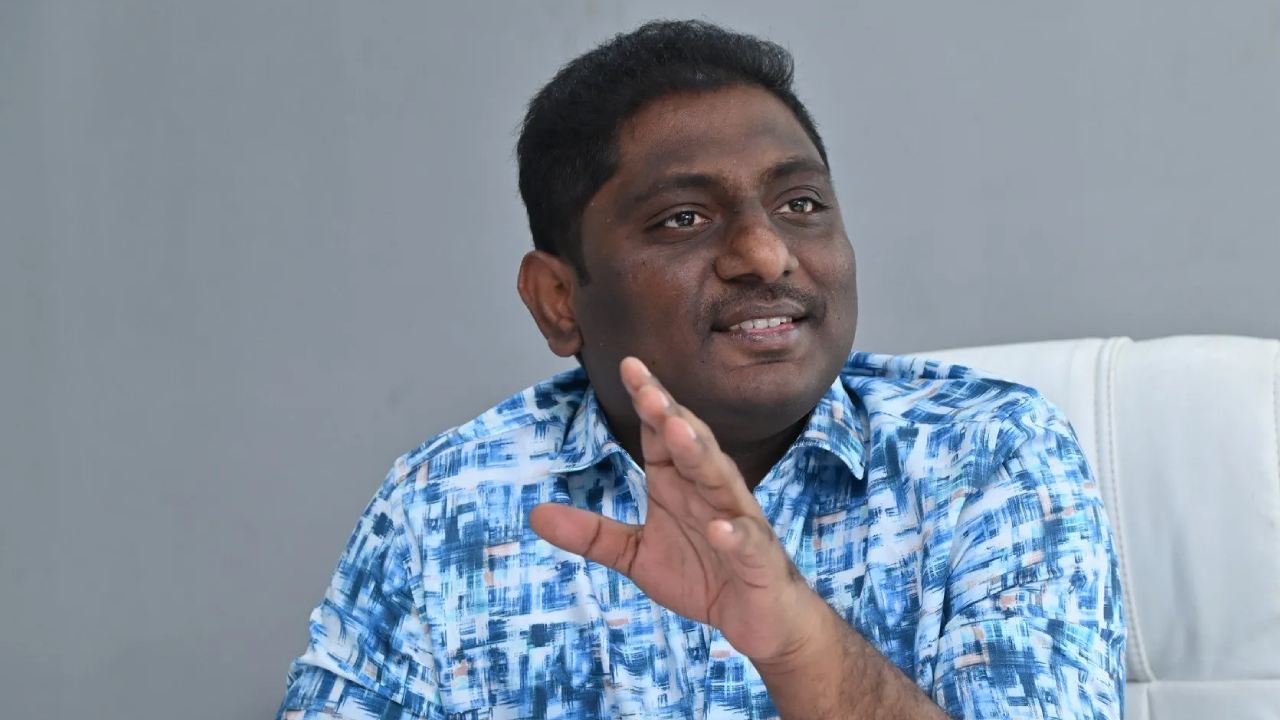 Prasanna Kumar Bezawada : జాబ్ లేకపోయినా రెండేళ్లు ఇంటికి శాలరీ పంపించిన స్టార్ రైటర్.. పాపం ఎన్ని కష్టాలు పడ్డాడో.. Prasanna Kumar Bezawada : జాబ్ లేకపోయినా రెండేళ్లు ఇంటికి శాలరీ పంపించిన స్టార్ రైటర్.. పాపం ఎన్ని కష్టాలు పడ్డాడో..