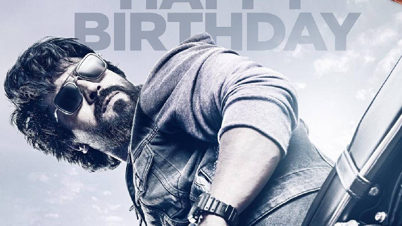 Game Changer : ‘గేమ్ ఛేంజర్’ రిలీజ్ డేట్ అప్డేట్ ఇచ్చిన రామ్ చరణ్.. Game Changer : ‘గేమ్ ఛేంజర్’ రిలీజ్ డేట్ అప్డేట్ ఇచ్చిన రామ్ చరణ్..