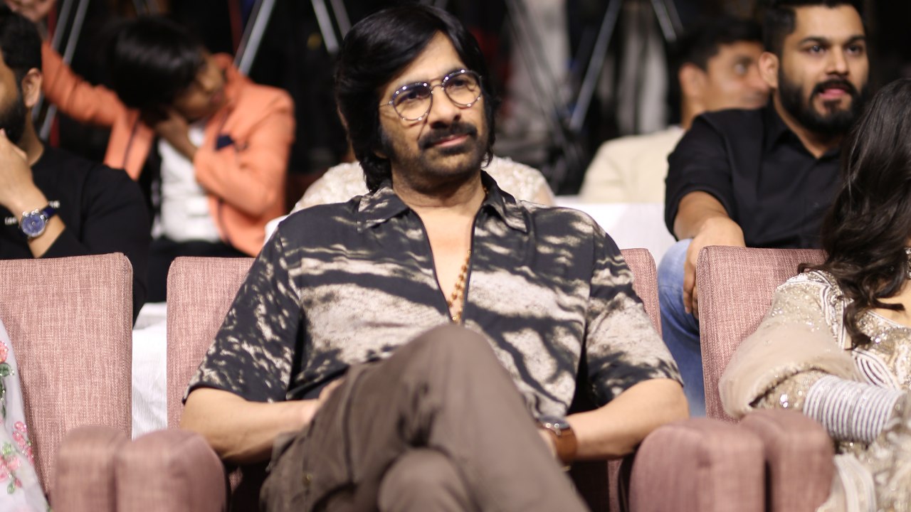 Raviteja : మళ్ళీ కామెడీ ట్రాక్లోకి రానున్న రవితేజ.. యాక్షన్ వర్కౌట్ అవ్వట్లేదని.. Raviteja : మళ్ళీ కామెడీ ట్రాక్లోకి రానున్న రవితేజ.. యాక్షన్ వర్కౌట్ అవ్వట్లేదని..