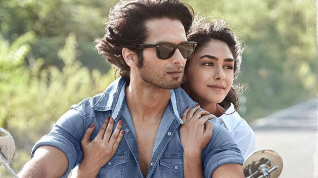 Mrunal Thakur : ఎక్స్ బాయ్ ఫ్రెండ్ని గుర్తుచేసుకొని చెంపదెబ్బ కొట్టమన్న హీరో.. మృణాల్ ఏం చేసిందో తెలుసా? Mrunal Thakur : ఎక్స్ బాయ్ ఫ్రెండ్ని గుర్తుచేసుకొని చెంపదెబ్బ కొట్టమన్న హీరో.. మృణాల్ ఏం చేసిందో తెలుసా?