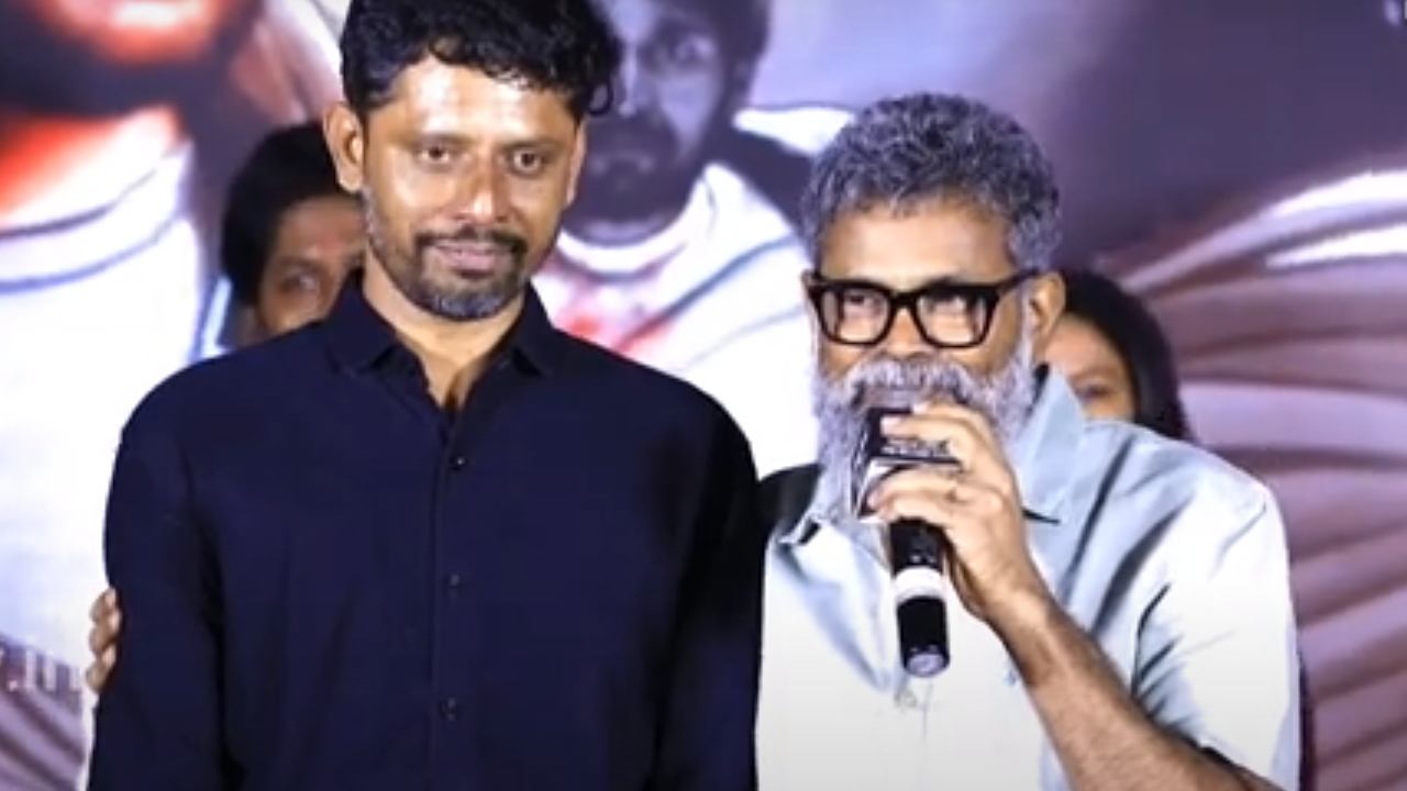 Sukumar : వాళ్ళిద్దరి వల్లే అన్ని సినిమాలు రాశాను.. స్టేజిపై ఎమోషనల్ అయిన సుకుమార్.. Sukumar : వాళ్ళిద్దరి వల్లే అన్ని సినిమాలు రాశాను.. స్టేజిపై ఎమోషనల్ అయిన సుకుమార్..