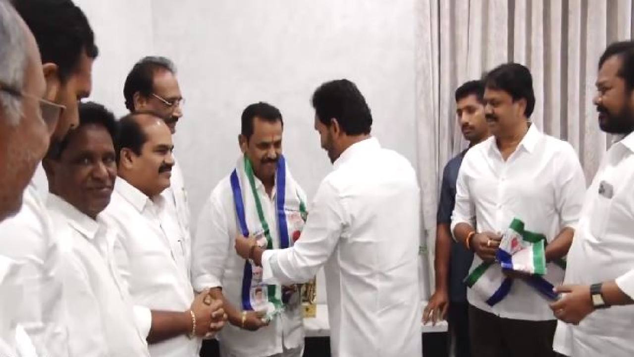 వైఎస్ఆర్ కాంగ్రెస్ పార్టీలో చేరిన టీడీపీ సీనియర్ నేత యనమల కృష్ణుడు వైఎస్ఆర్ కాంగ్రెస్ పార్టీలో చేరిన టీడీపీ సీనియర్ నేత యనమల కృష్ణుడు