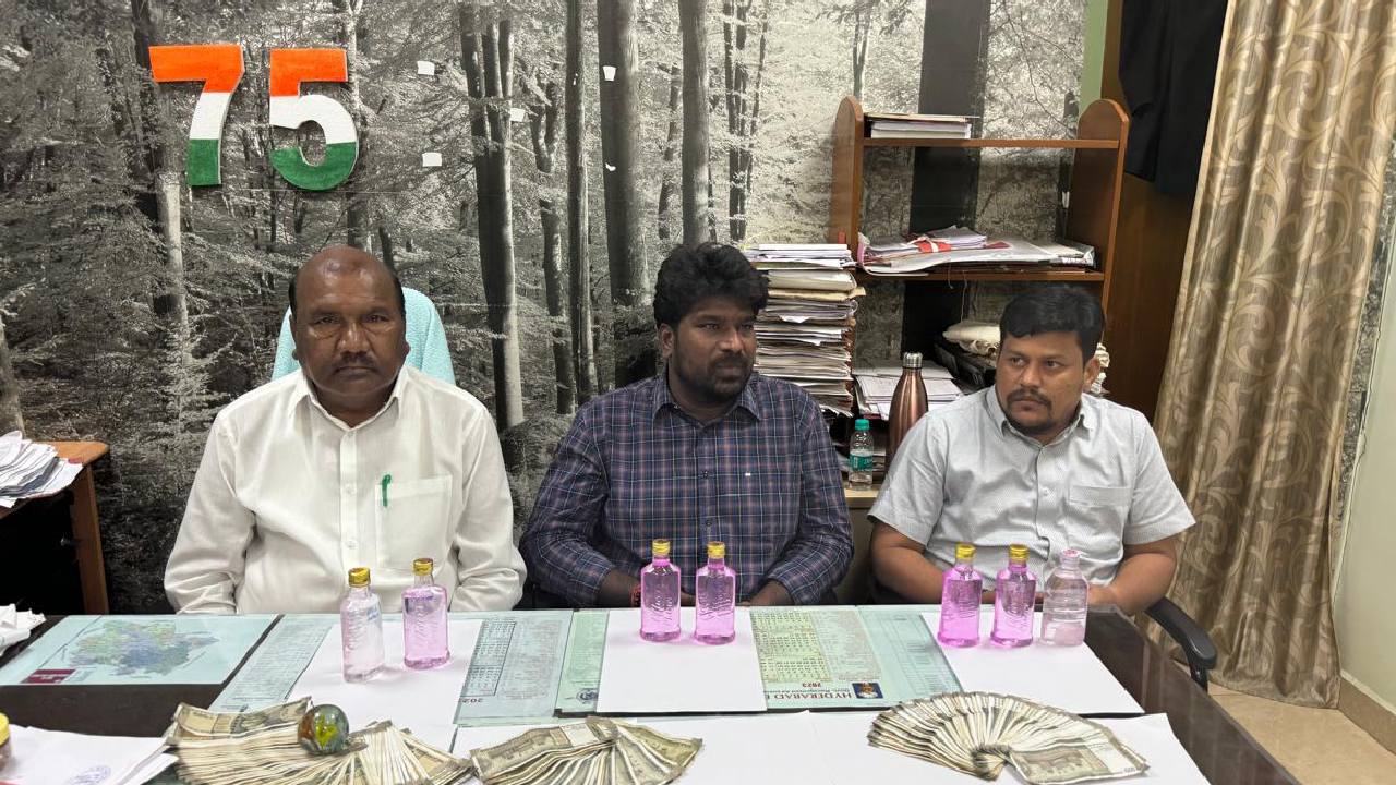 రెడ్ హ్యాండెడ్గా పట్టుబడ్డ ముగ్గురు నీటి పారుదల శాఖ ఇంజనీర్లు, ఓ సర్వేయర్ రెడ్ హ్యాండెడ్గా పట్టుబడ్డ ముగ్గురు నీటి పారుదల శాఖ ఇంజనీర్లు, ఓ సర్వేయర్