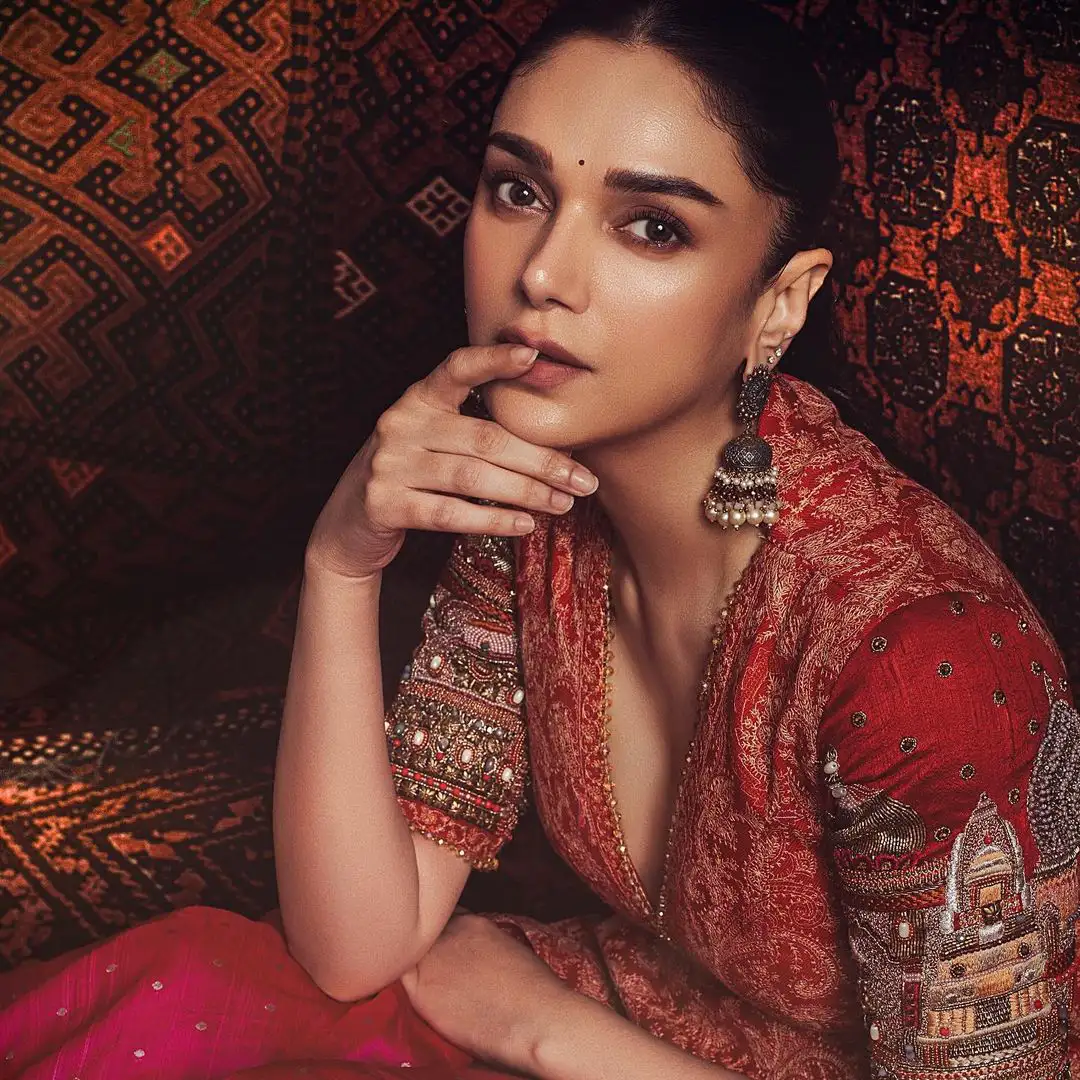 Aditi Rao Hydari Shines in Traditional Dress