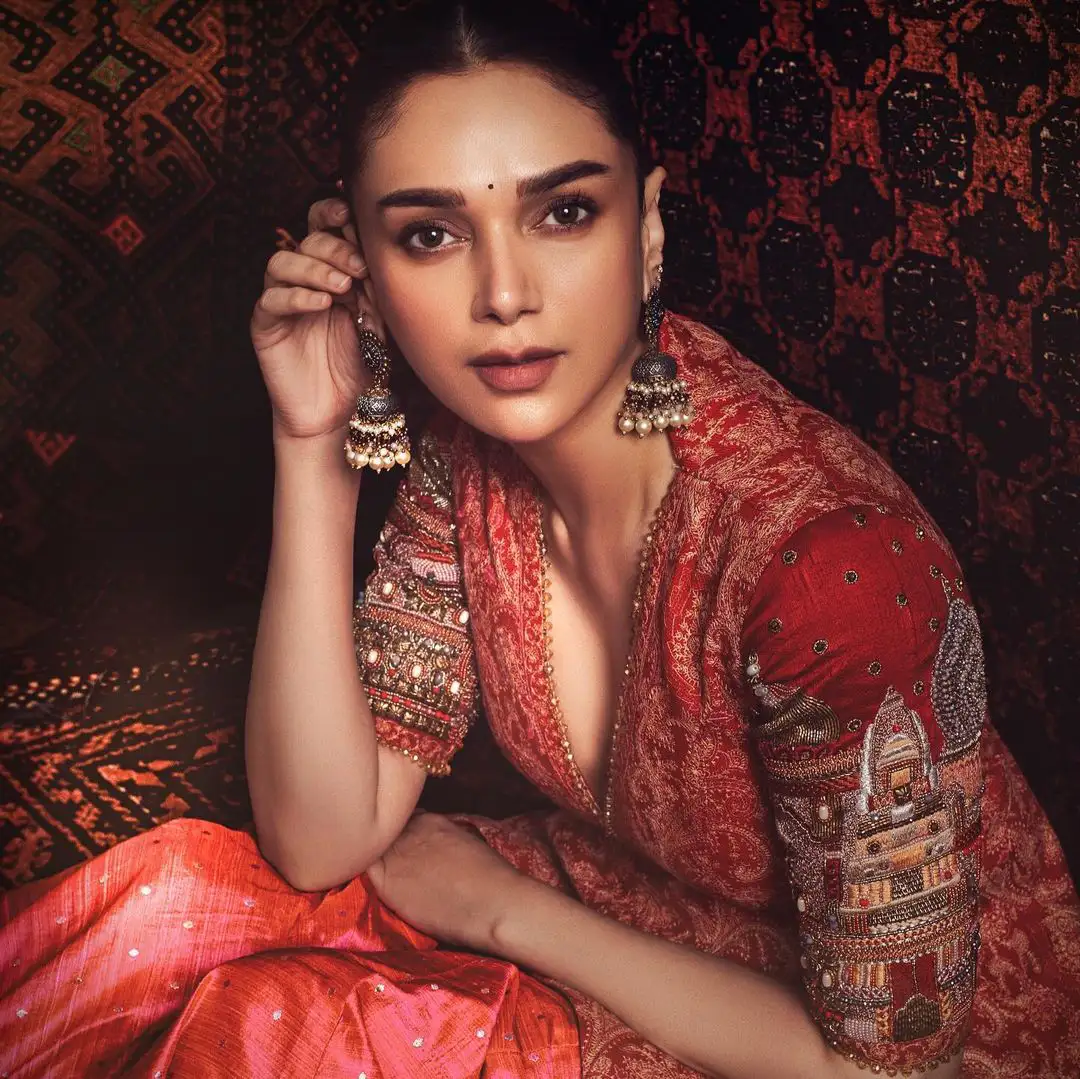 Aditi Rao Hydari Shines in Traditional Dress