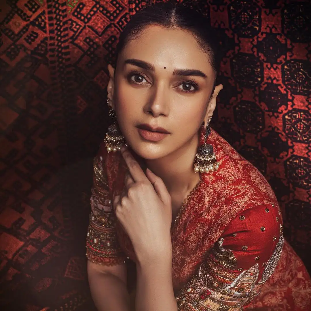 Aditi Rao Hydari Shines in Traditional Dress