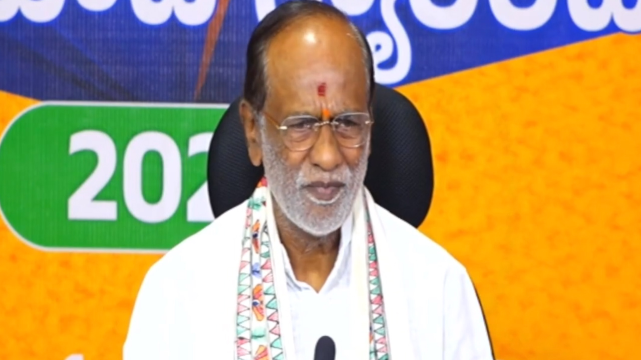 దేవుళ్ళందరిపై ఒట్టు పెట్టినా రేవంత్ రెడ్డిని ప్రజలు నమ్మలేదు: బీజేపీ ఎంపీ లక్ష్మణ్ దేవుళ్ళందరిపై ఒట్టు పెట్టినా రేవంత్ రెడ్డిని ప్రజలు నమ్మలేదు: బీజేపీ ఎంపీ లక్ష్మణ్