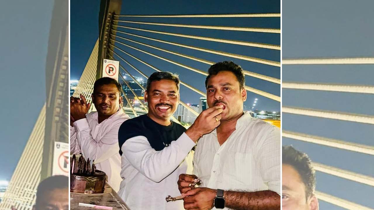 కేబుల్ బ్రిడ్జిపై నిబంధనలు ఉల్లంఘన.. వివాదంలో మాదాపూర్ సీఐ గడ్డం మల్లేష్ కేబుల్ బ్రిడ్జిపై నిబంధనలు ఉల్లంఘన.. వివాదంలో మాదాపూర్ సీఐ గడ్డం మల్లేష్