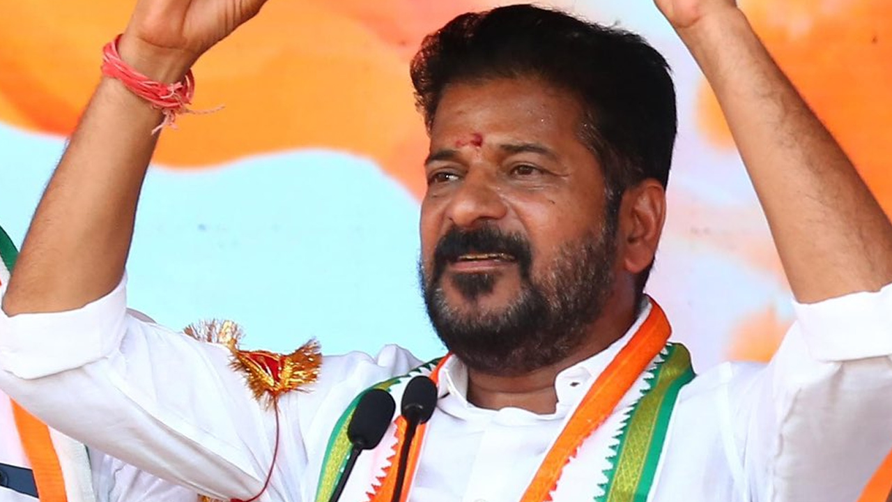 సీఎం రేవంత్కు మరోసారి నోటీసులు ఇచ్చే యోచనలో ఢిల్లీ పోలీసులు సీఎం రేవంత్కు మరోసారి నోటీసులు ఇచ్చే యోచనలో ఢిల్లీ పోలీసులు