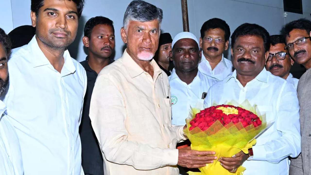 ఎమ్మెల్సీ జంగా కృష్ణమూర్తికి బిగ్షాక్.. అనర్హత వేటు వేసిన మండలి చైర్మన్ ఎమ్మెల్సీ జంగా కృష్ణమూర్తికి బిగ్షాక్.. అనర్హత వేటు వేసిన మండలి చైర్మన్