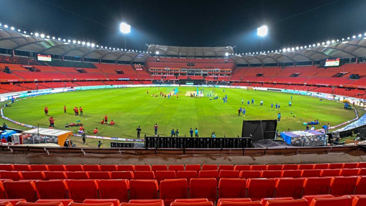 Uppal Stadium : ఉప్పల్ స్టేడియంలో సిబ్బంది మెరుపు ధర్నా.. రాజస్థాన్ రాయల్స్ వర్సెస్ సన్రైజర్స్ హైదరాబాద్ మ్యాచ్ జరిగేనా? Uppal Stadium : ఉప్పల్ స్టేడియంలో సిబ్బంది మెరుపు ధర్నా.. రాజస్థాన్ రాయల్స్ వర్సెస్ సన్రైజర్స్ హైదరాబాద్ మ్యాచ్ జరిగేనా?