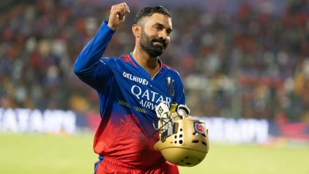 Dinesh Karthik : ఐపీఎల్కు రిటైర్మెంట్ ప్రకటించిన దినేశ్ కార్తీక్..! కోహ్లీ ఏం చేశాడంటే..? వీడియో వైరల్ Dinesh Karthik : ఐపీఎల్కు రిటైర్మెంట్ ప్రకటించిన దినేశ్ కార్తీక్..! కోహ్లీ ఏం చేశాడంటే..? వీడియో వైరల్