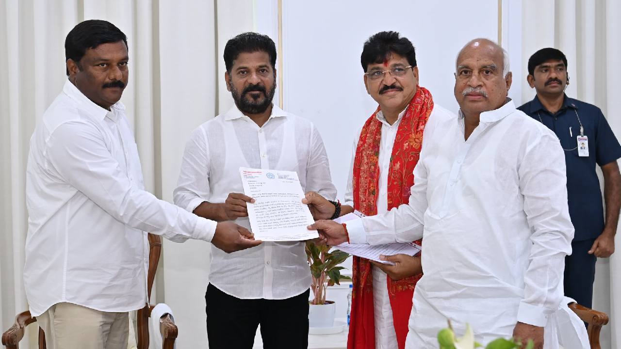 సచివాలయంలో రేవంత్ రెడ్డిని కలిసిన ఎమ్మెల్యేలు ఏలేటి మహేశ్వర్ రెడ్డి, రామారావ్ పటేల్, పైడి రాకేశ్ రెడ్డి సచివాలయంలో రేవంత్ రెడ్డిని కలిసిన ఎమ్మెల్యేలు ఏలేటి మహేశ్వర్ రెడ్డి, రామారావ్ పటేల్, పైడి రాకేశ్ రెడ్డి