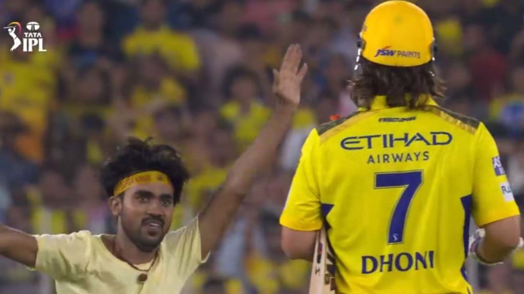 Fan touched MS Dhoni feet (Credits_ Twitter)