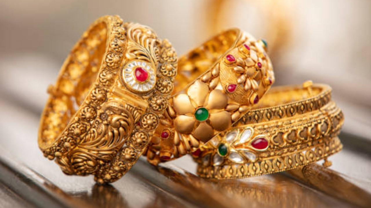 Gold and silver Price: శుభవార్త.. తగ్గిన బంగారం, వెండి ధరలు Gold and silver Price: శుభవార్త.. తగ్గిన బంగారం, వెండి ధరలు