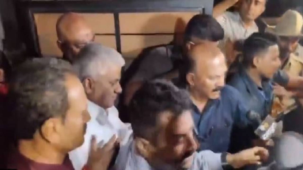 ఎన్నికల వేళ.. మహిళ అపహరణ కేసులో ఎమ్మెల్యే అరెస్ట్ ఎన్నికల వేళ.. మహిళ అపహరణ కేసులో ఎమ్మెల్యే అరెస్ట్