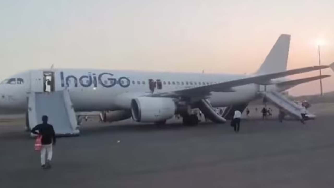 IndiGo Flight : టెన్షన్ పెట్టిన టిష్యూ..! ఇండిగో విమానానికి బాంబు బెదిరింపు.. అత్యవసర ద్వారం ద్వారా ప్రయాణికులను దింపిన సిబ్బంది IndiGo Flight : టెన్షన్ పెట్టిన టిష్యూ..! ఇండిగో విమానానికి బాంబు బెదిరింపు.. అత్యవసర ద్వారం ద్వారా ప్రయాణికులను దింపిన సిబ్బంది