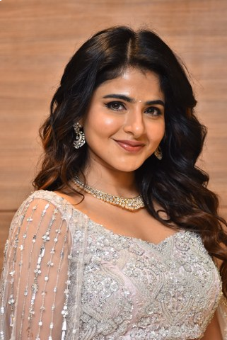 Iswarya Menon Shines in Bhaje Vaayu Vegam Pre Release Event