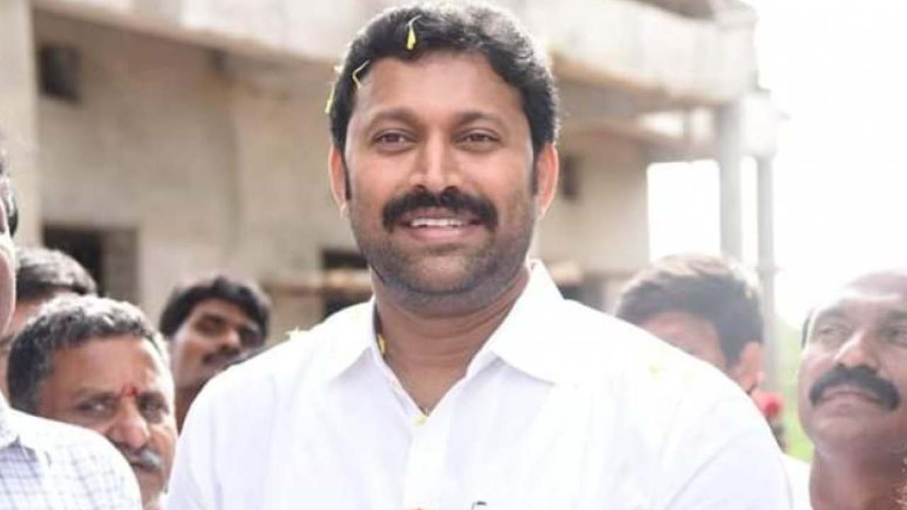 Viveka murder case: కడప ఎంపీ అవినాశ్ రెడ్డికి మరోసారి హైకోర్టులో ఊరట.. భాస్కర్ రెడ్డికి బెయిల్ మంజూరు Viveka murder case: కడప ఎంపీ అవినాశ్ రెడ్డికి మరోసారి హైకోర్టులో ఊరట.. భాస్కర్ రెడ్డికి బెయిల్ మంజూరు