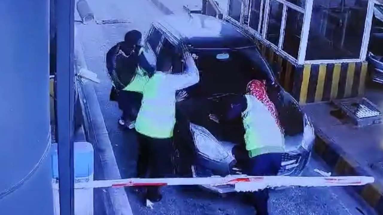 Kashi Toll Plaza : టోల్ ఫీజు అడిగినందుకు మహిళను కారుతో ఢీకొట్టాడు.. వీడియో వైరల్ Kashi Toll Plaza : టోల్ ఫీజు అడిగినందుకు మహిళను కారుతో ఢీకొట్టాడు.. వీడియో వైరల్