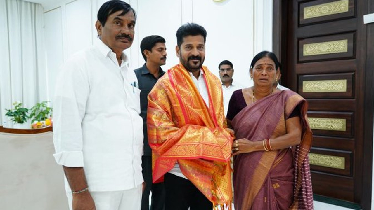 బీఆర్ఎస్కు శ్రీకాంతాచారి తల్లి రాజీనామా.. కాంగ్రెస్ పార్టీలో చేరిక బీఆర్ఎస్కు శ్రీకాంతాచారి తల్లి రాజీనామా.. కాంగ్రెస్ పార్టీలో చేరిక