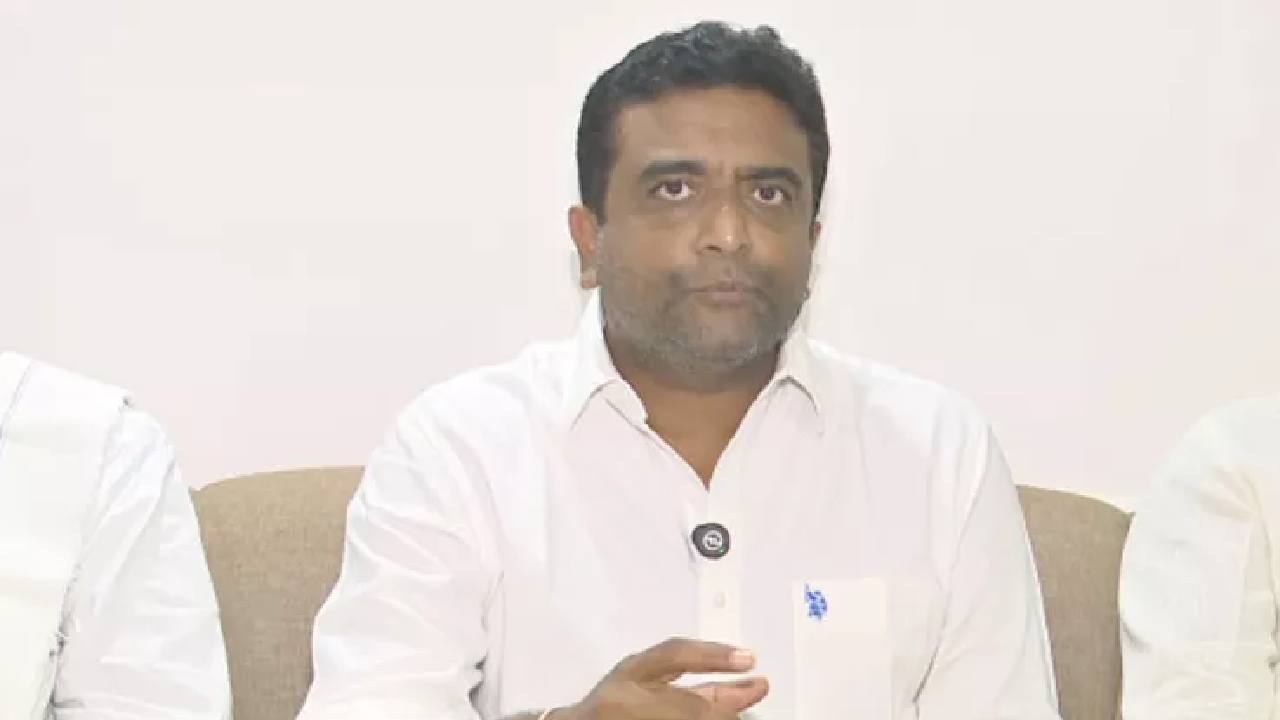 ఏపీ సీఈవో ముకేశ్ కుమార్ మీనాకు మహేశ్ రెడ్డి, మల్లాది విష్ణు ఫిర్యాదు ఏపీ సీఈవో ముకేశ్ కుమార్ మీనాకు మహేశ్ రెడ్డి, మల్లాది విష్ణు ఫిర్యాదు