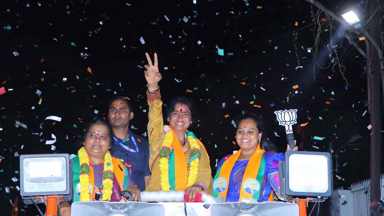 Kompella Madhavi Latha : ఓల్డ్ సిటీలో ఈసారి రిగ్గింగ్ చేయనివ్వం, హిందువులు ధైర్యంగా ఓటేయండి- మాధవీ లత Kompella Madhavi Latha : ఓల్డ్ సిటీలో ఈసారి రిగ్గింగ్ చేయనివ్వం, హిందువులు ధైర్యంగా ఓటేయండి- మాధవీ లత